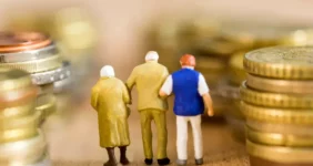 قانون همسان سازی حقوق برای همه یکی نیست | اعتراض بازنشستگان بالا گرفت