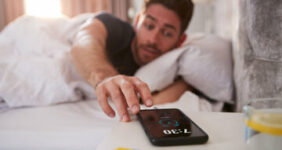 چرا نباید از تلفن هوشمند به عنوان «زنگ‌ بیداری» استفاده کرد؟