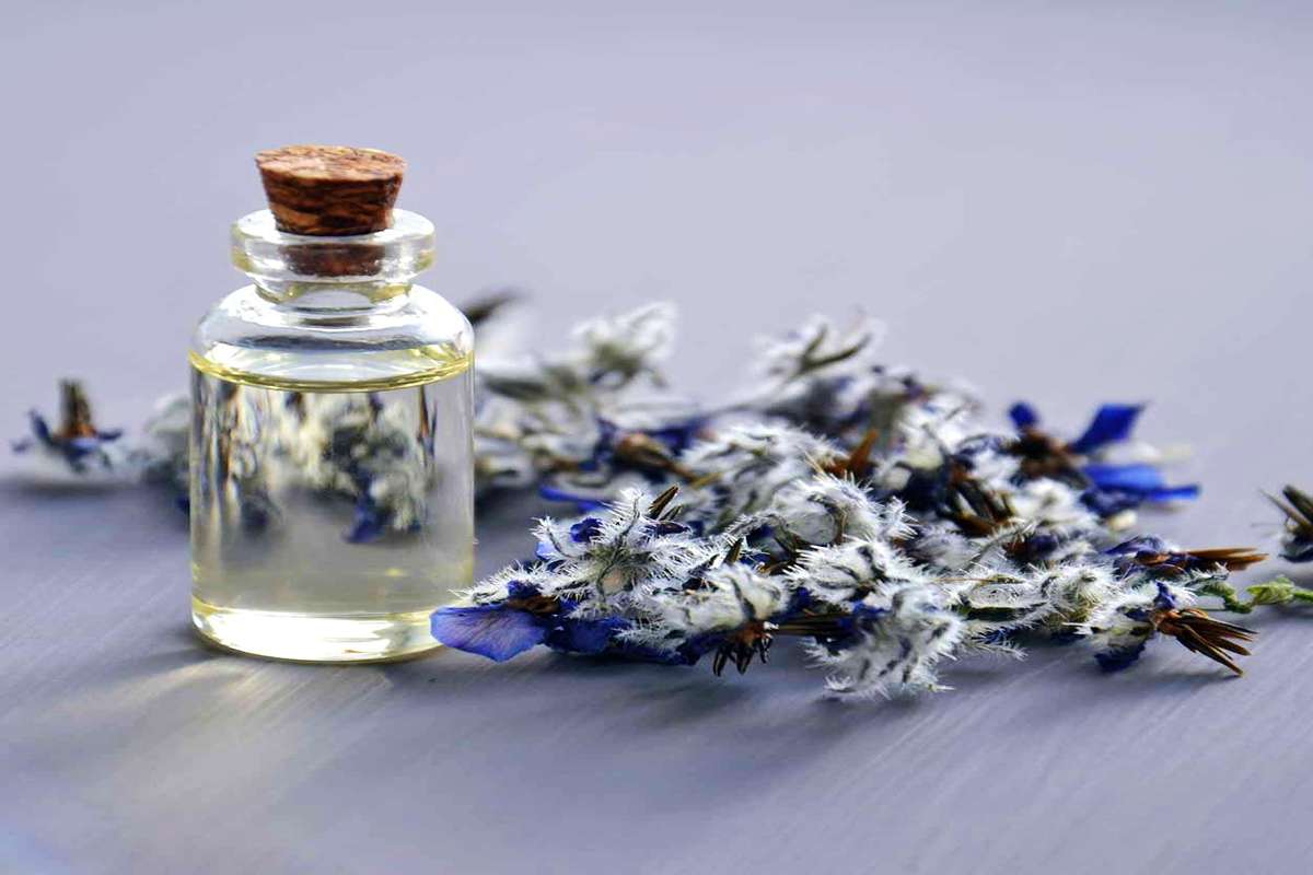 راهنمای سفر خوشبو: چرا داشتن عطر دستریز در چمدان ضروری است؟ مزایای انتخاب عطر دستریز برای سفر