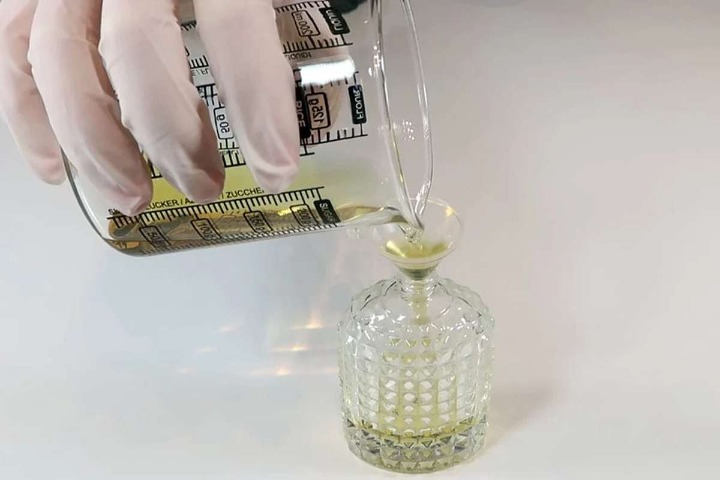 راهنمای سفر خوش‌بو: چرا داشتن عطر دستریز در چمدان ضروری است؟