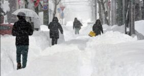 بارش بی‌سابقه برف در ژاپن و سرگردانی هزاران مسافر