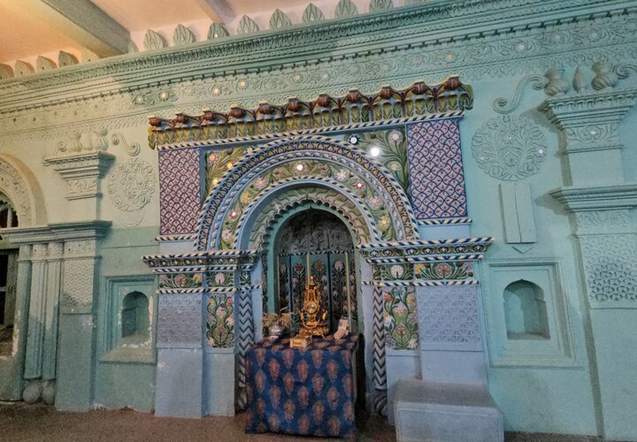 تزیینات مسجد رنگونی‌ها پشت داربست‌های بازارچه پنهان شد