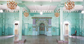 مسجدی هندی در ایران که با لولههای نفت و ریل راه آهن ساخته شد مسجدی هندی در ایران که با لولههای نفت و ریل راه آهن ساخته شد