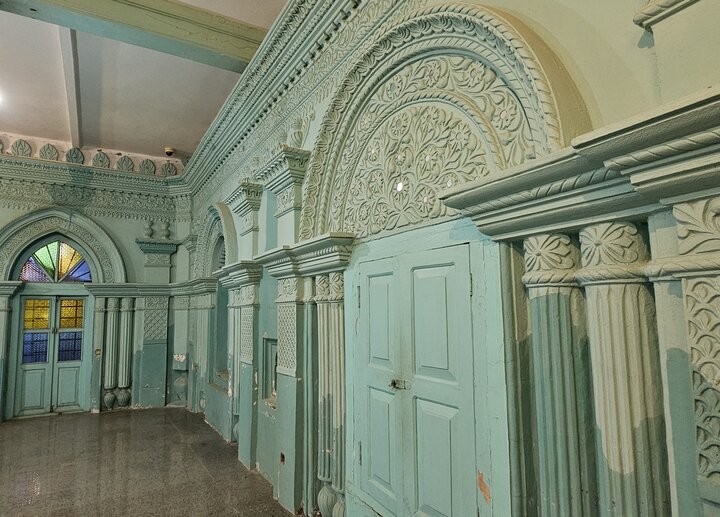 مسجدی هندی در ایران که با لولههای نفت و ریل راه آهن ساخته شد مسجدی هندی در ایران که با لولههای نفت و ریل راه آهن ساخته شد