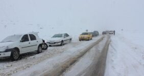 آخرین وضعیت جوی و ترافیکی محورهای مواصلاتی کشور / بارش برف و باران این جاده‌ها را مسدود کرد