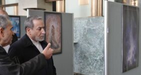 بازید عراقچی از نمایشگاه آثار فرشچیان در مقر سازمان ملل+ عکس