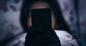 بعد از خواندن این مطلب دیگر در تاریکی با گوشی خود کار نمی‌کنید