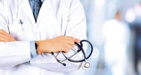 جامعه پزشکی در نامه‌ای به رهبر انقلاب: پشت نظام ایستاده‌ایم