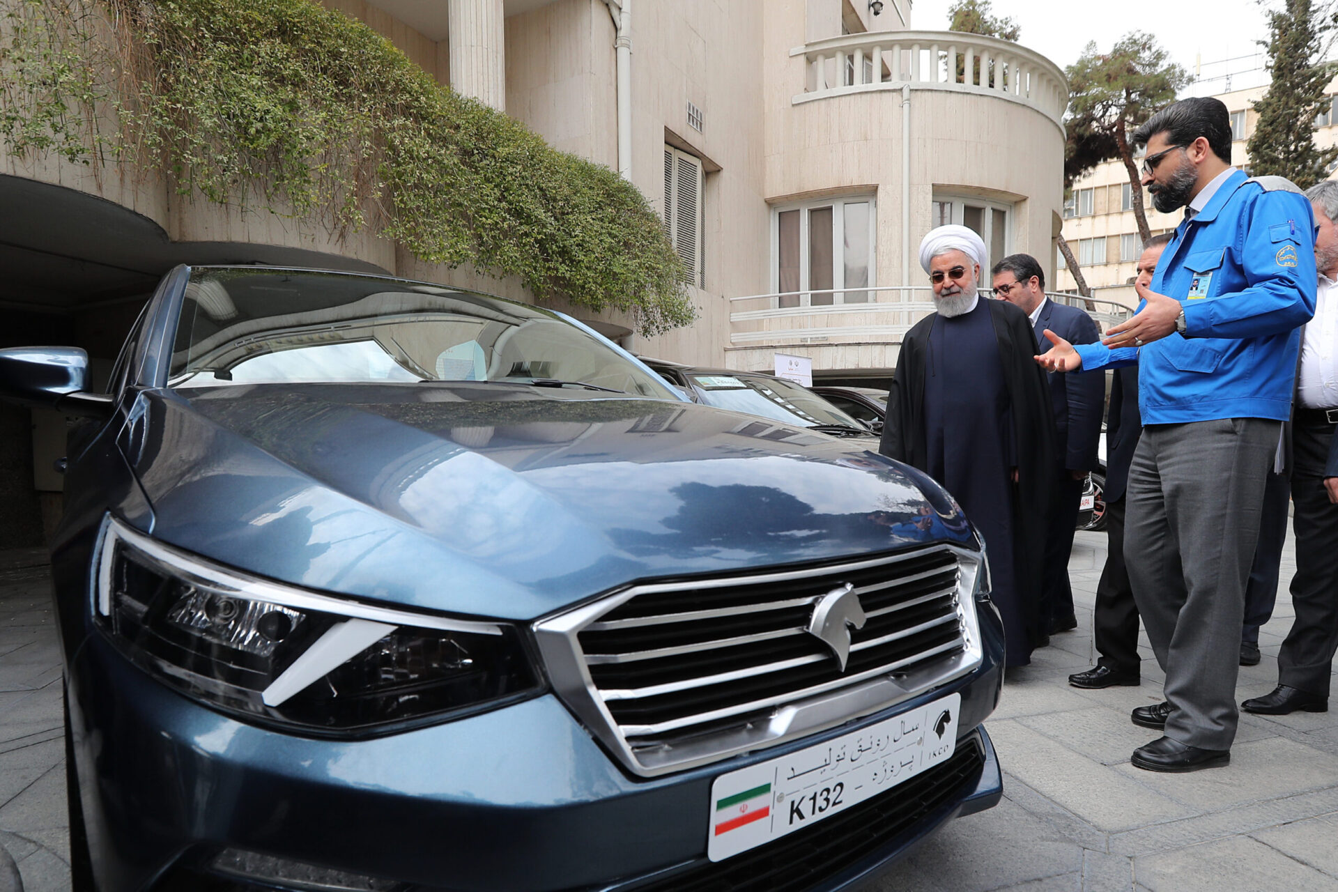 دو نسخه برای صنعت خودرو؛ رقابتگریزی ایرانی یا رقابتپذیری ژاپنی Iran President Unveils New Homegrown Cars - Iran Front Page