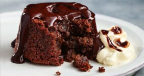 طرز پخت کیک شکلات داغ؛ بمب شکلاتی خوشمزه!