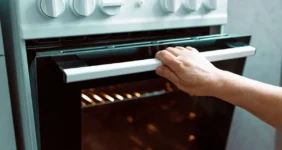 چرا باید پیش از پخت و پز، فر را گرم کنیم؟