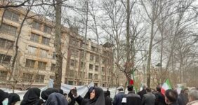 تجمع اعتراضی حقوقدانان ایرانی مقابل دفتر سازمان ملل در تهران تجمع اعتراضی حقوقدانان ایرانی مقابل دفتر سازمان ملل در تهران