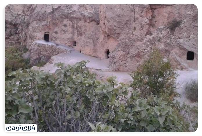 غار سنگی حسین کوه کن
