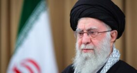 پرچم سیاه عزا بر فراز گنبد حرم رضوی نصب شد پرچم سیاه عزا بر فراز گنبد حرم رضوی نصب شد
