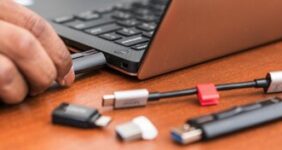 اخطار: هر چیزی را به پورت USB لپتاپ خود وصل نکنید! اخطار: هر چیزی را به پورت USB لپتاپ خود وصل نکنید!
