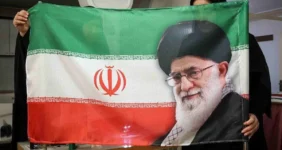 رونمایی از پرچم ایران با خاک رنگی جزیره هرمز+ عکس