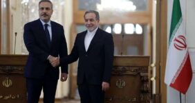 گفت‌وگوی عراقچی با هاکان فیدان، وزیر خارجه ترکیه
