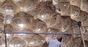 آغاز مرمت اضطراری مقرنس و آینه‌کاری تالار ستون‌دار کاخ چهل‌ستون اصفهان