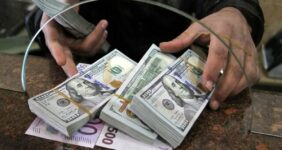 فروش دلار توسط شعب برخی بانکها / بانک مرکزی پس از شوک قیمتی به بازار دست به کار شد فروش دلار توسط شعب برخی بانکها / بانک مرکزی پس از شوک قیمتی به بازار دست به کار شد
