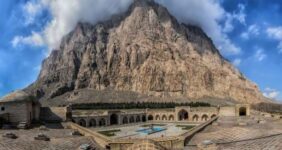 کاروانسرایی جهانی ایستاده به تماشای شکوه بیستون کاروانسرایی جهانی ایستاده به تماشای شکوه بیستون
