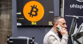 بیت‌کوین از جمع ۱۰ دارایی برتر خارج شد