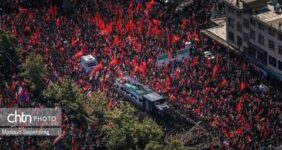 روحانی کاشانی با پای شکسته در تشییع آقای شهید ایران در تهران