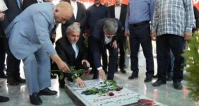 ادای احترام وزیر میراث‌فرهنگی به مقام شامخ شهدای خرم‌آباد