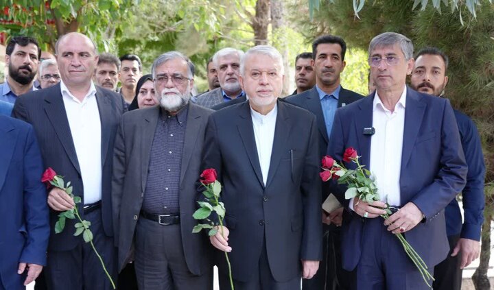 ادای احترام وزیر میراث‌فرهنگی به مقام شامخ شهدای خرم‌آباد