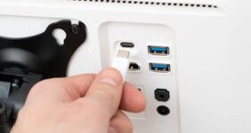 علامت D کنار پورت USB چه کاربردی دارد؟