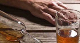 عوارض مصرف الکل را جدی بگیرید؛ از التهاب معده تا هپاتیت الکلی