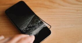 مدیر سخت‌افزار اپل: دیدن محافظ صفحه نمایش روی آیفون آزاردهنده است